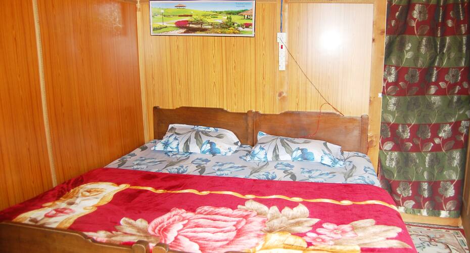 Young Normandi Houseboat, Srinagar 4